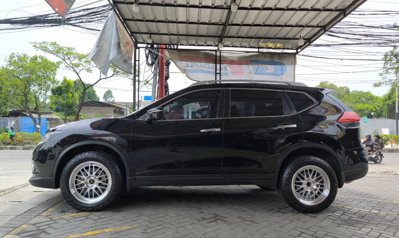Nissan X-Trail Hitam Velg Silver Retro Ashar Wheels